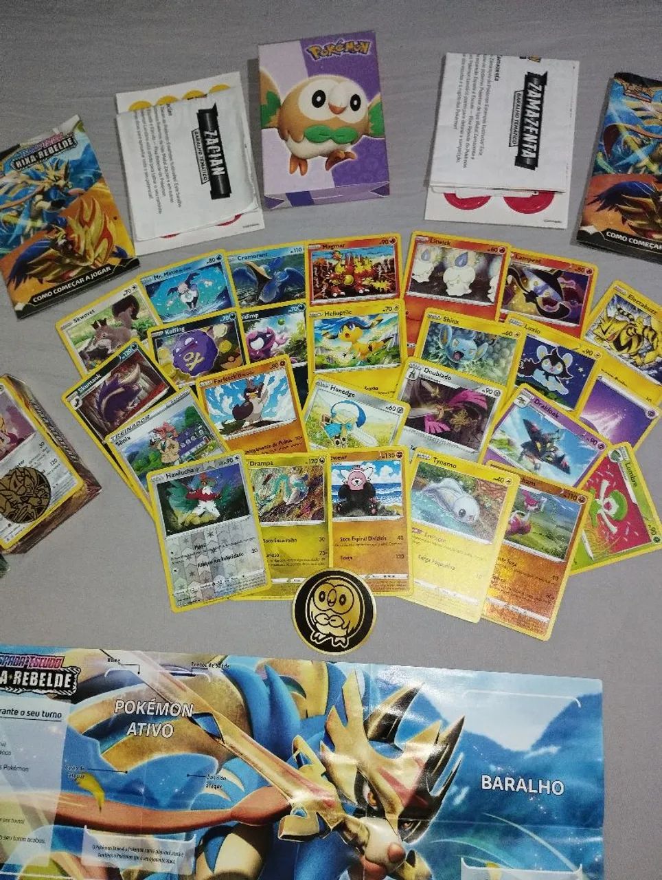 Coleção 2 Decks de Pokémon TCG Completos e 25 Cartas Adicionais