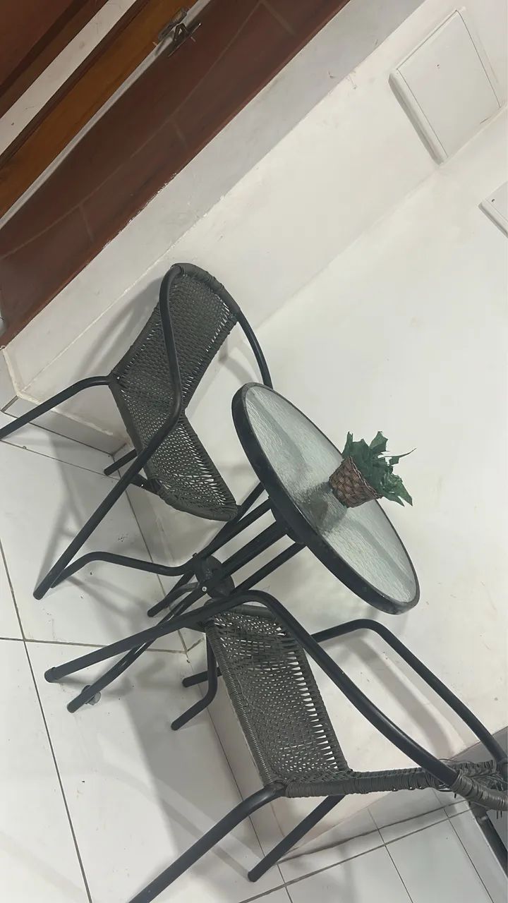 Mesa com duas cadeiras 