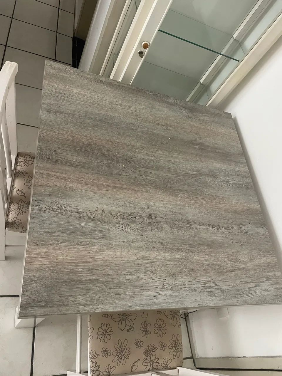 Mesa com 2 cadeiras 