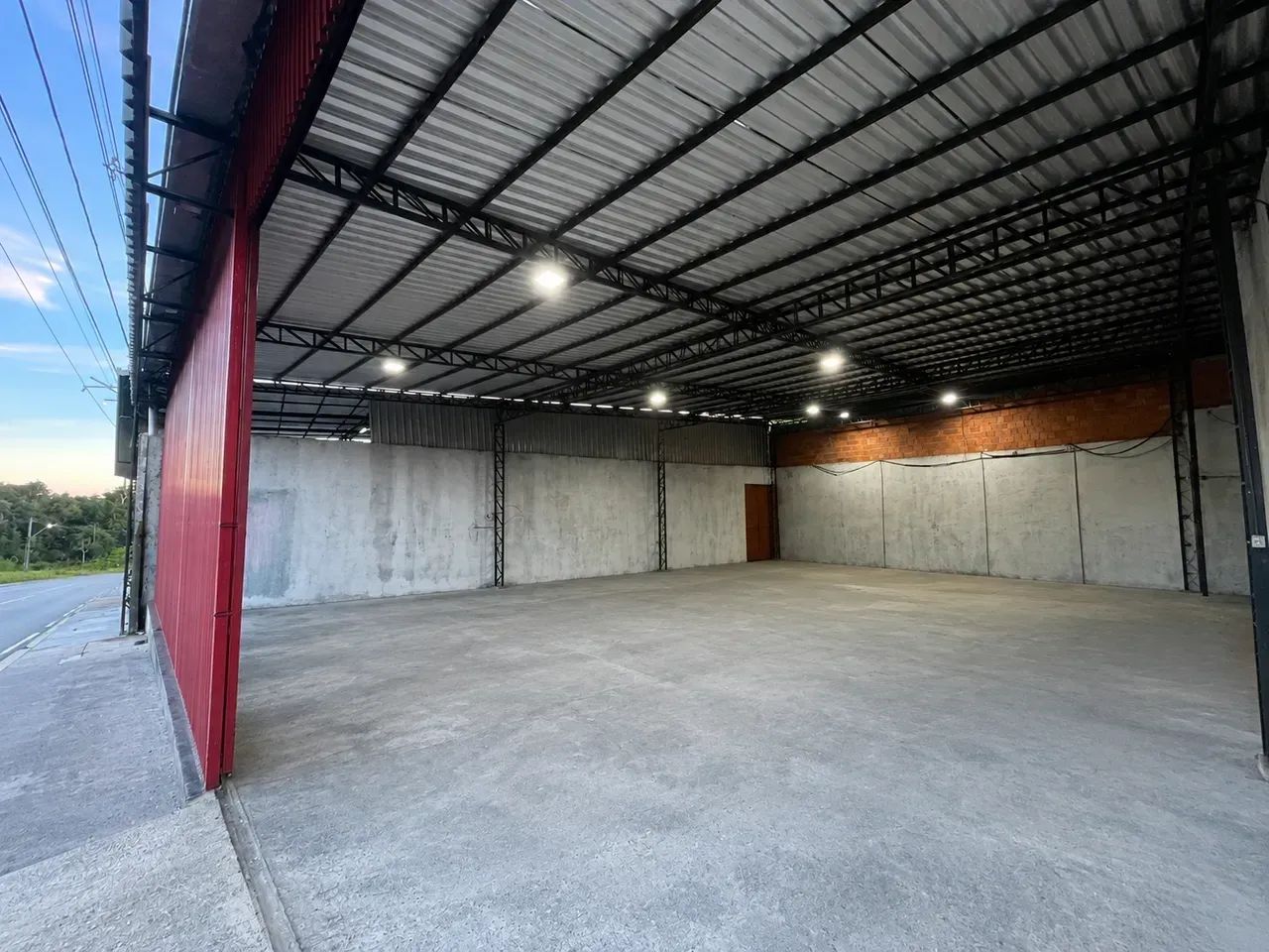 GALPÃO COMERCIAL NA AVENIDA DAS TORRES  700 m² - Foto 2