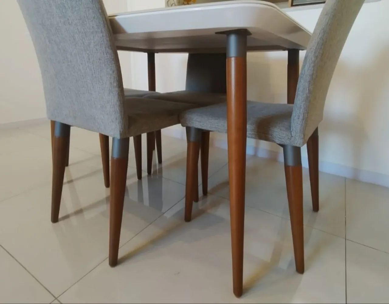 Conjunto de Jantar Mesa Retangular com Vidro e 4 Cadeiras Natural com Cinza. - Foto 4