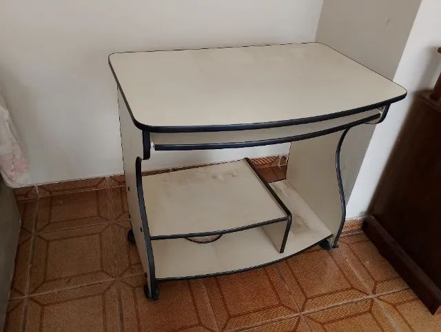 Mesa para computador e cadeira 