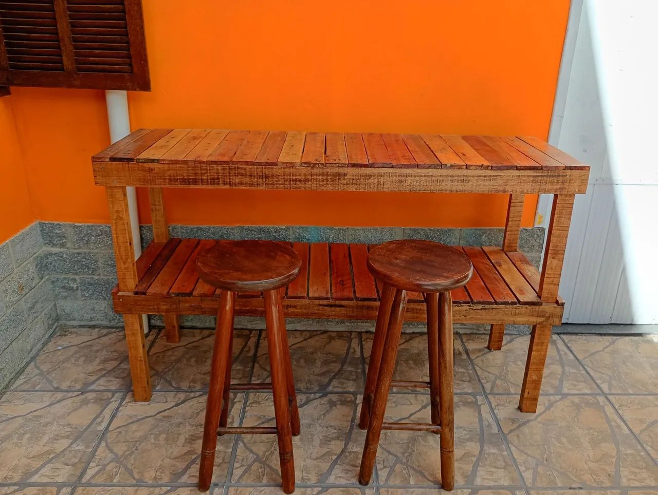 Bancada de madeira com duas banquetas 