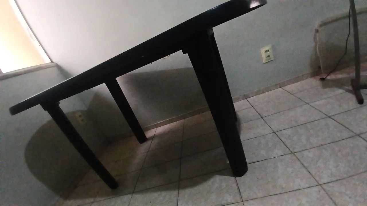 Mesa de plástico 6 lugares, pés removíveis 