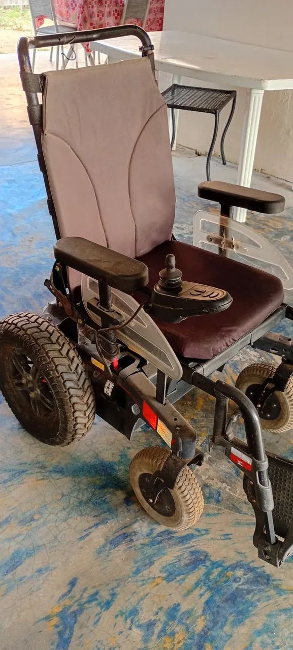 Vendo cadeira de rodas Normal e Motorizada - Foto 3