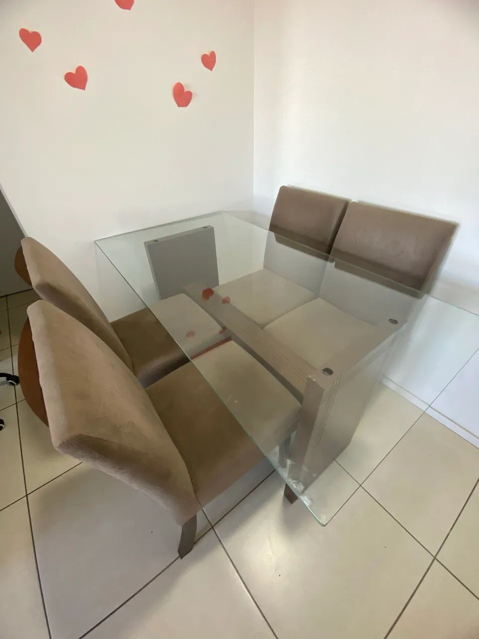 Mesa com tampo de vidro e base de madeira + 6 cadeiras - Foto 2