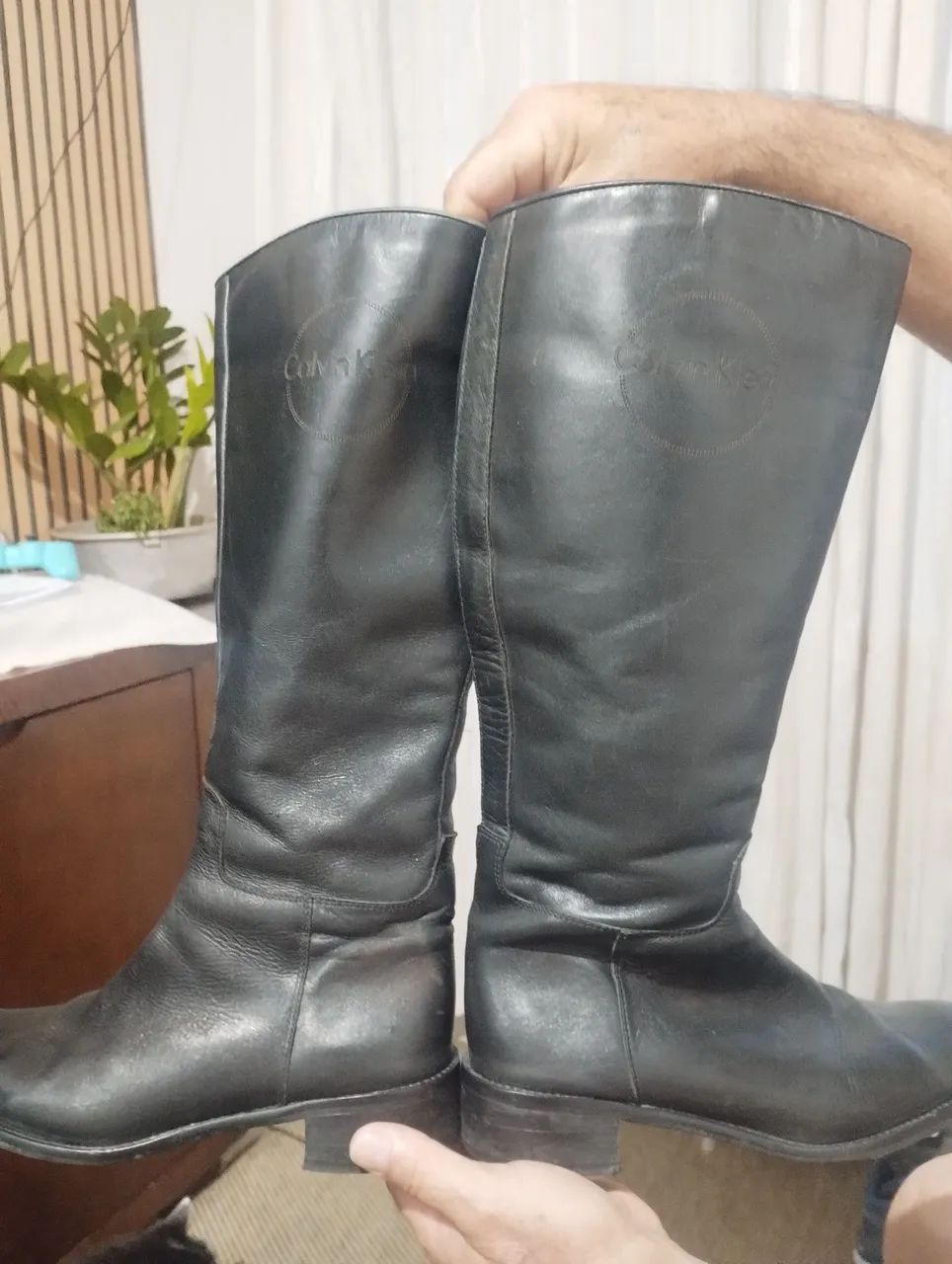 Duas botas uma preta e uma marrom  - Foto 2