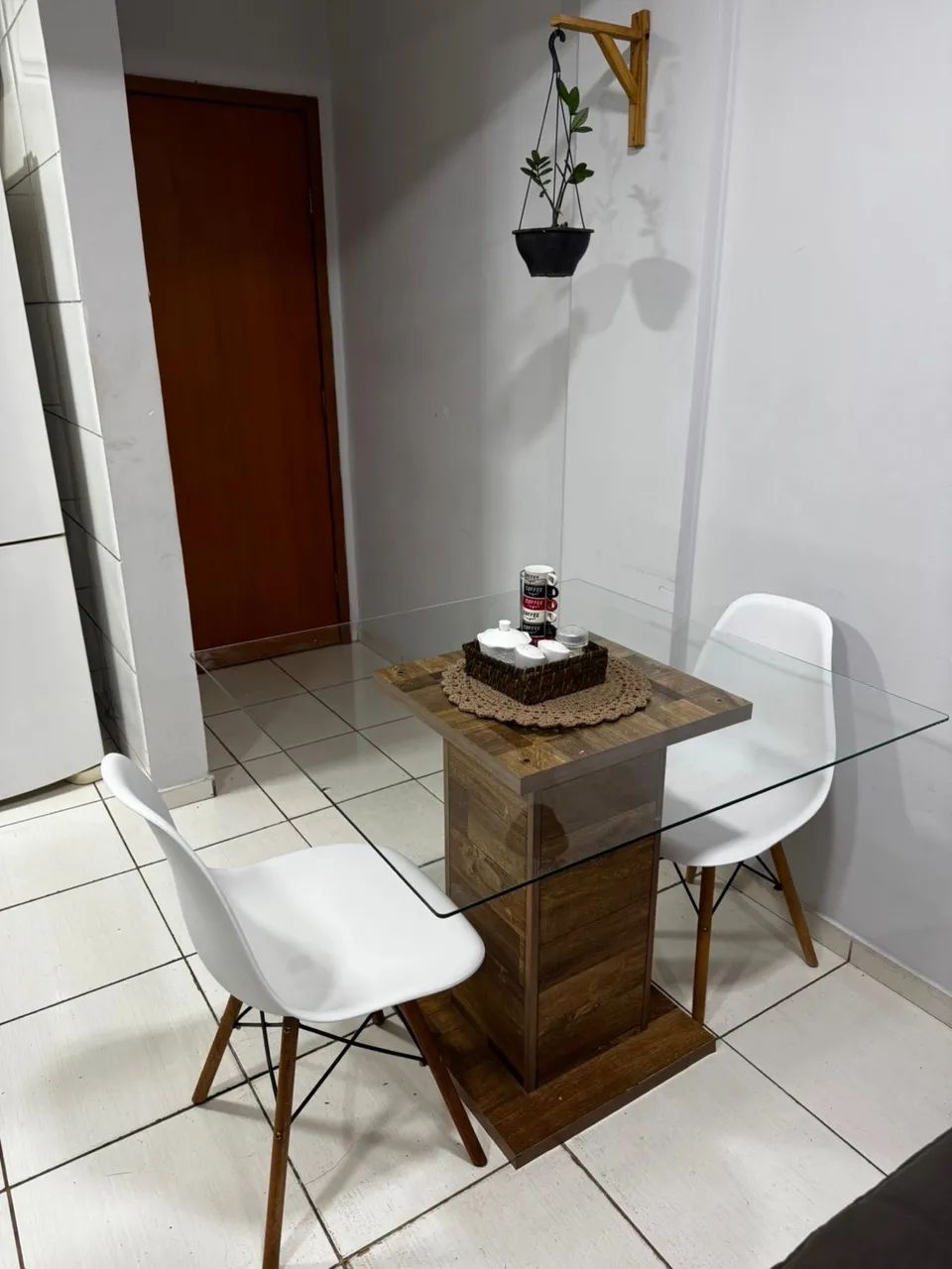 Mesa de Jantar Vidro, c/ Base de madeira + 2 cadeiras Eames Eiffel. - Foto 2