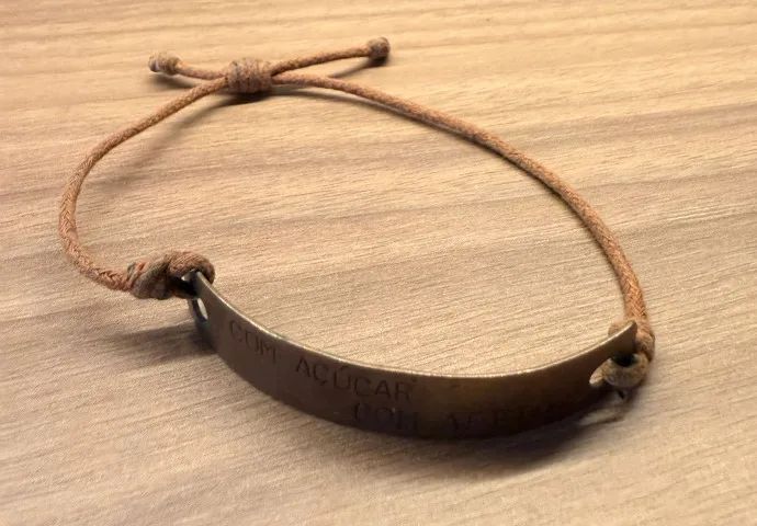 pulseira com placa metálica: "com açúcar , com afeto"  - Foto 2