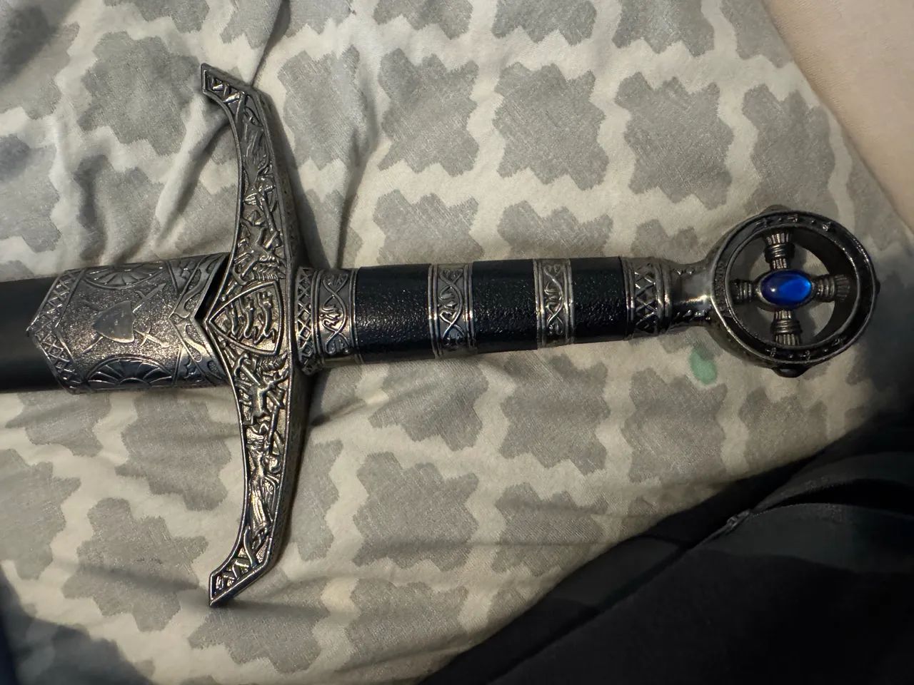 Espada Medieval Decorativa com Bainha e Pedra Azul - Foto 3
