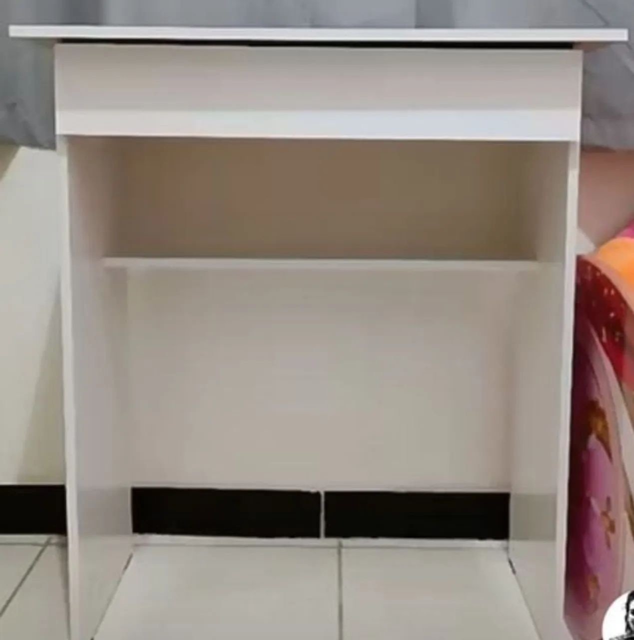 Escrivaninha branca com gaveta e prateleira 