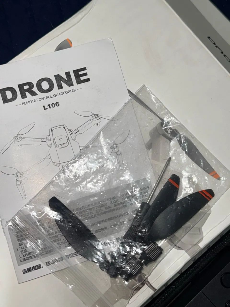 Drone L106 dobrável com controle, maleta e hélices extras - Foto 4