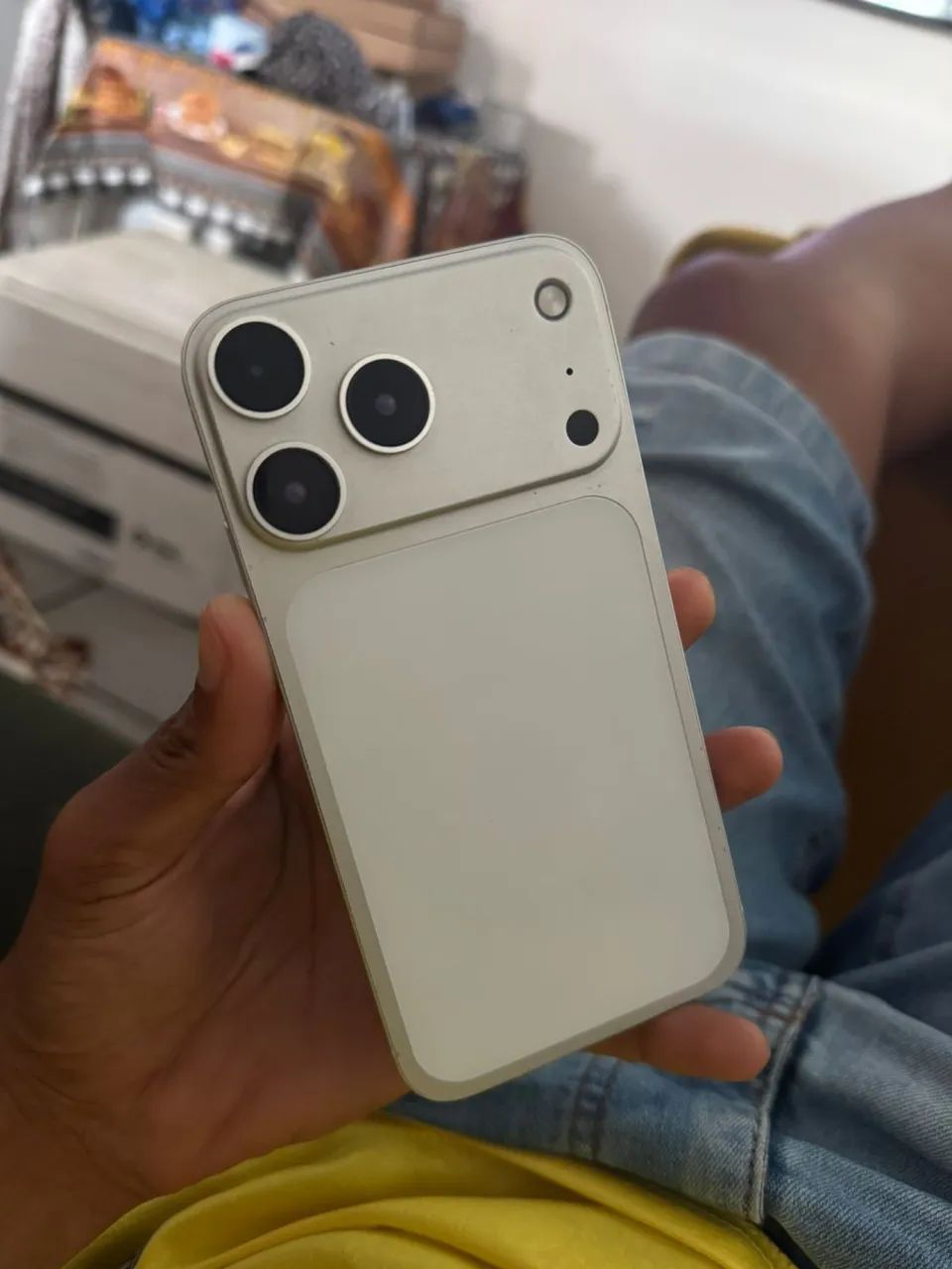 Vendo iPhone XR na carcaça do 17 pro 