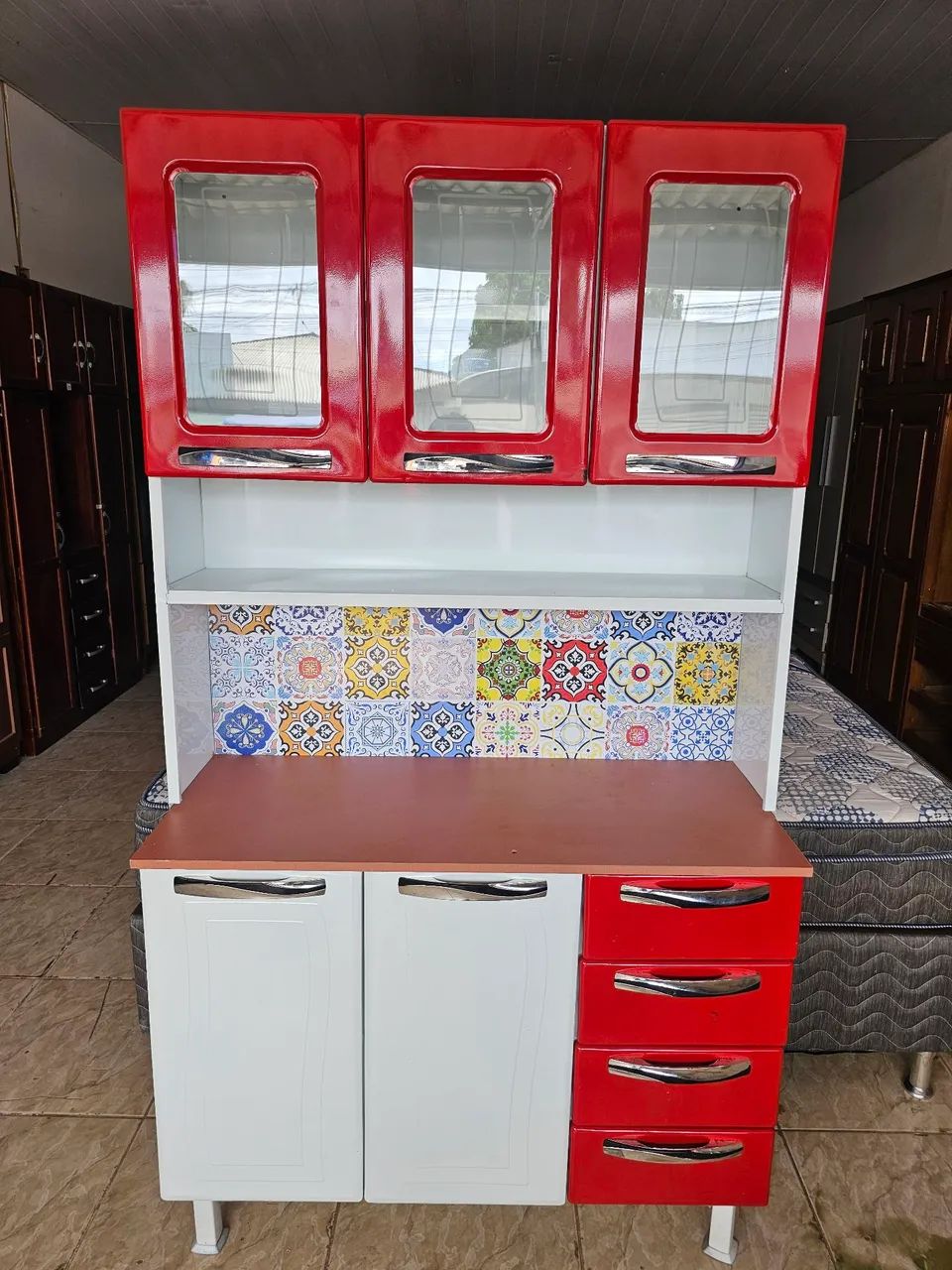 Armário de cozinha usado foi pintado