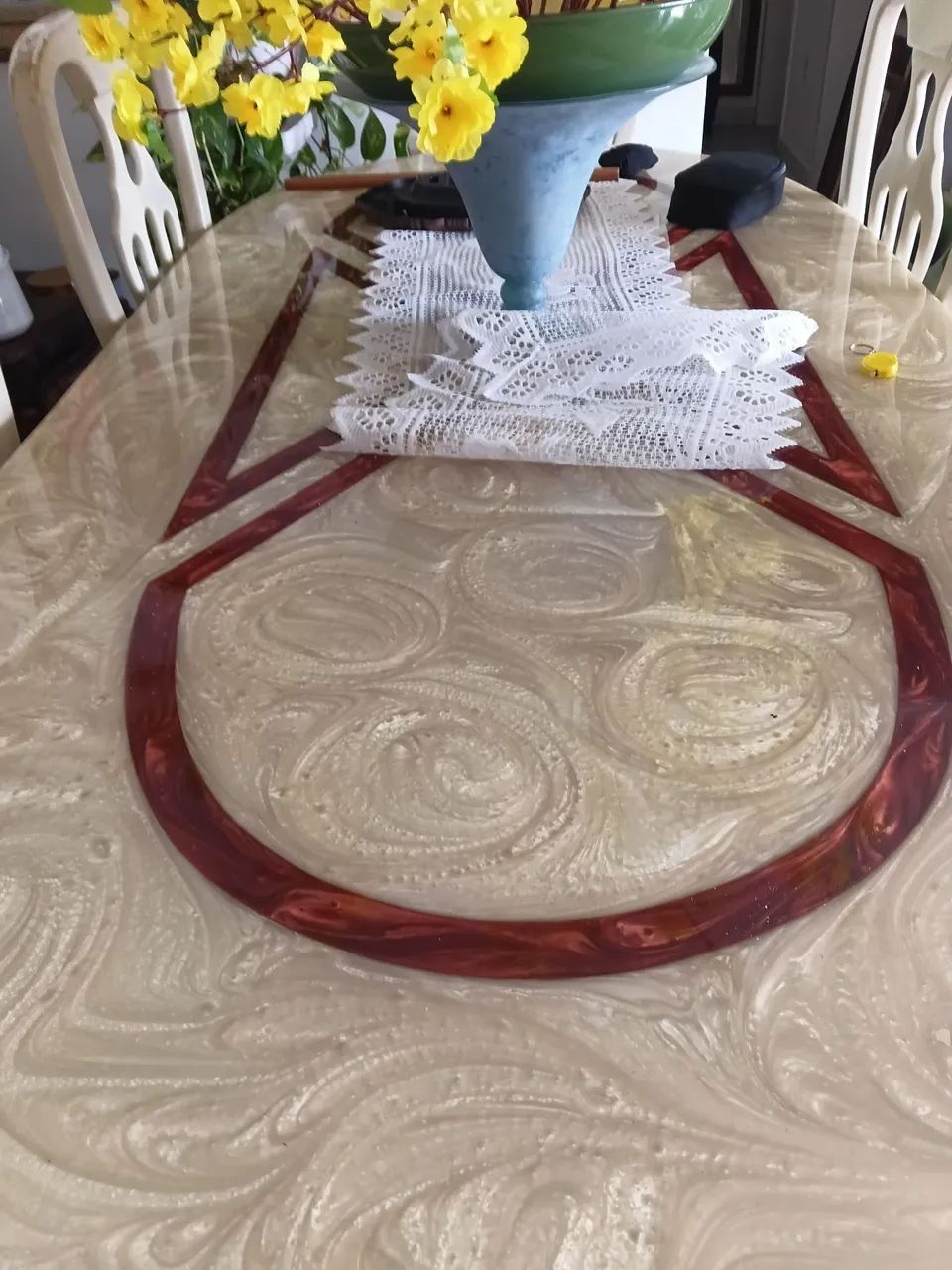Mesa de jantar , resina perolada, com cinco cadeiras. - Foto 2
