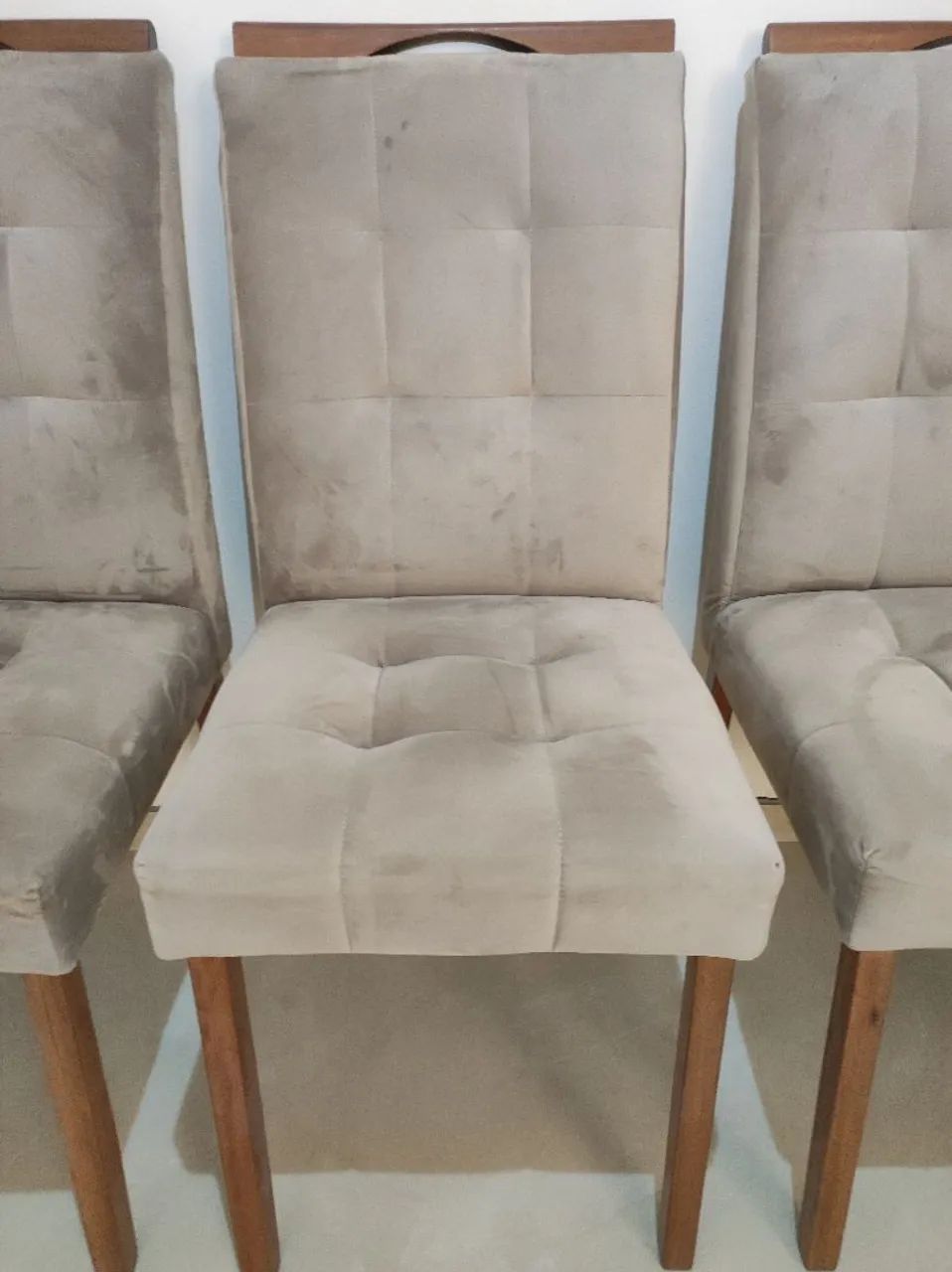 Conjunto cadeiras estofadas veludo e madeira maciça. - Foto 5