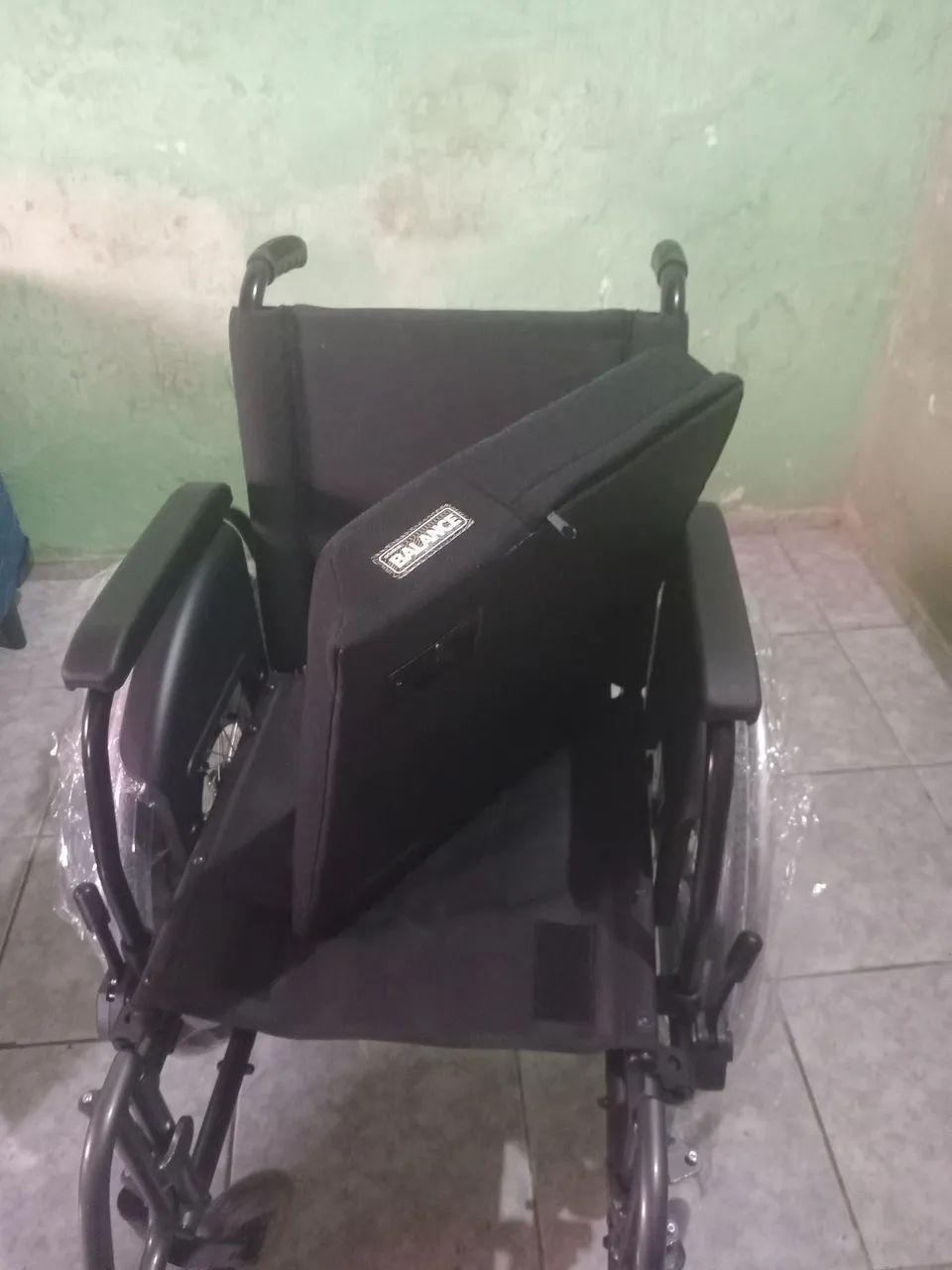 Vendo cadeira de rodas nova. - Foto 4