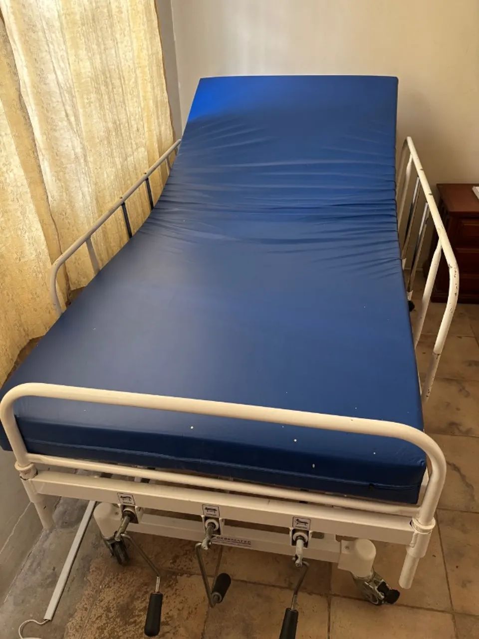 Cama Hospitalar Manual 3 Manivelas com Grades e Colchão - Foto 3
