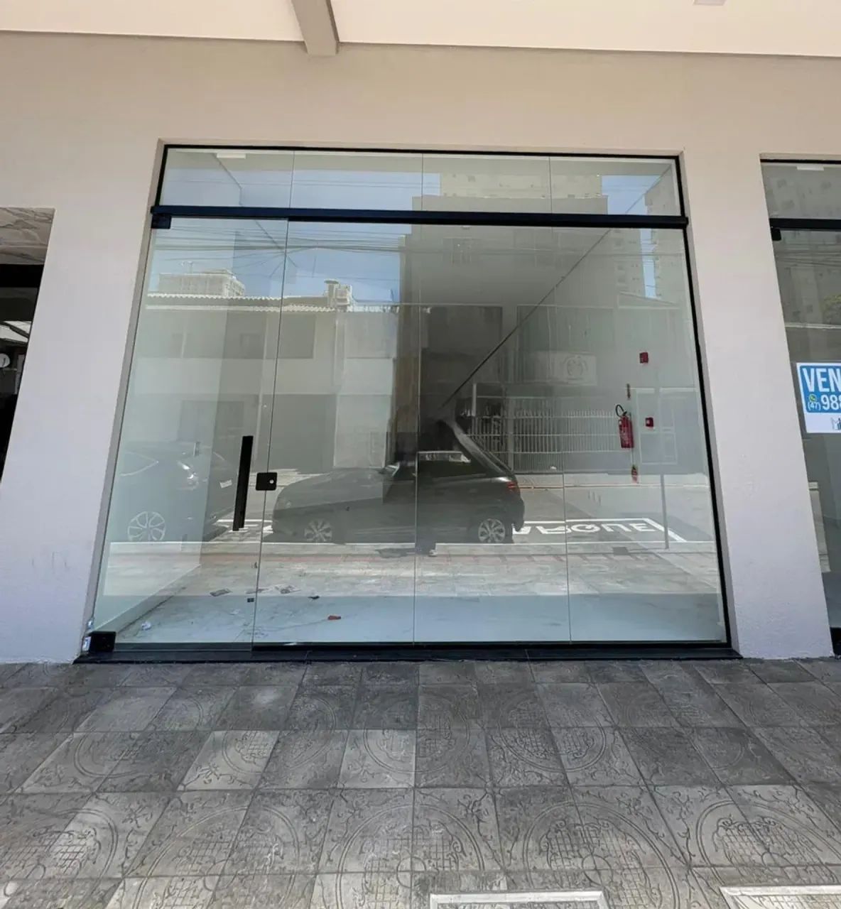 SALA COMERCIAL COM ÓTIMA LOCALIZAÇÃO PARA LOCAÇÃO!!! NA MEIA PRAIA