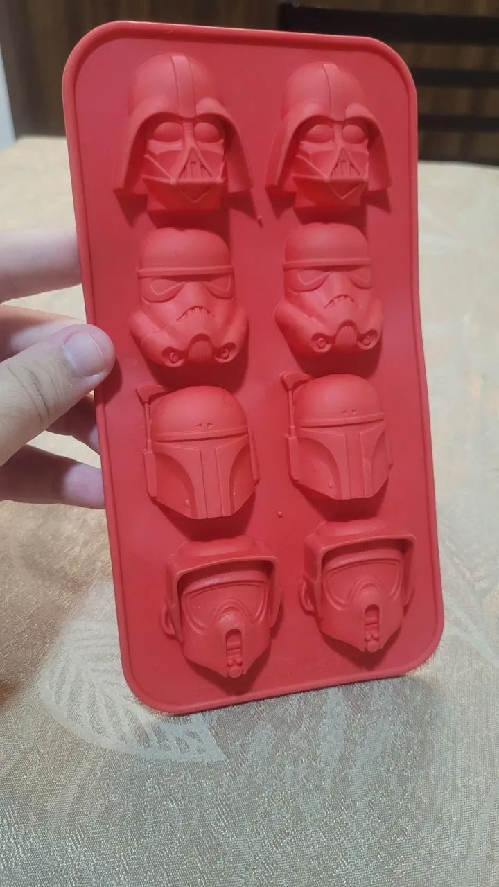 Bandeja de silicone vermelha com moldes de capacetes de personagens de Star Wars 