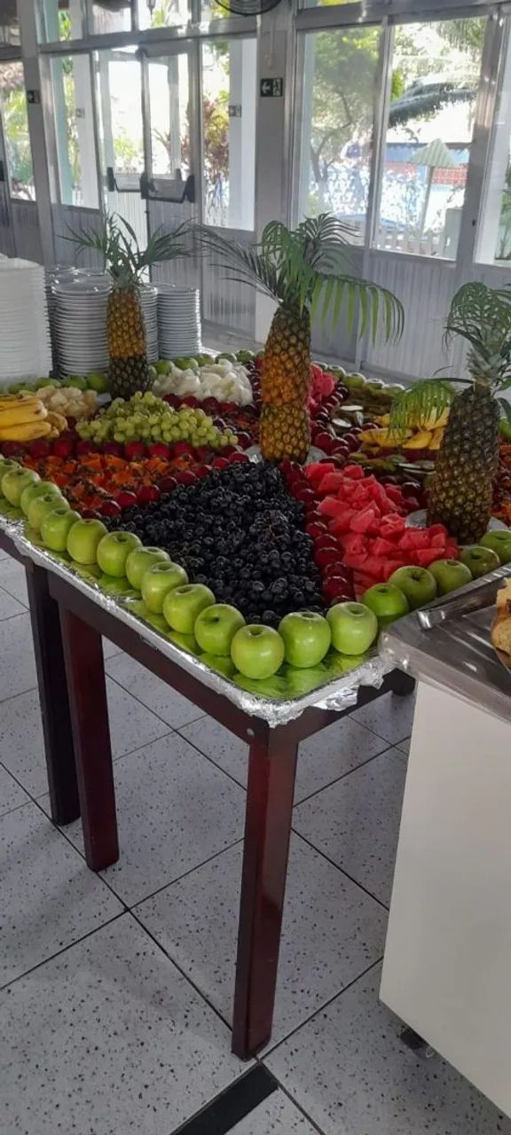 Vendo 1 mesa de vidro com 6 cadeiras 
