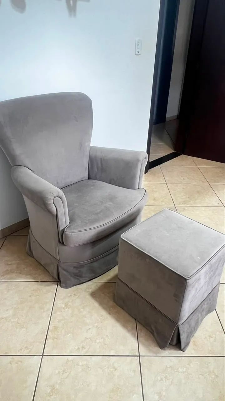 Vendo Poltrona de Amamentação com Puff - Suede Cinza (Madeira Maciça)