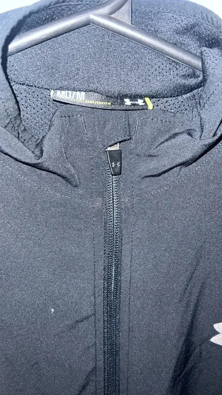 Blusa Under Armour com Zíper preta - M  - Foto 3
