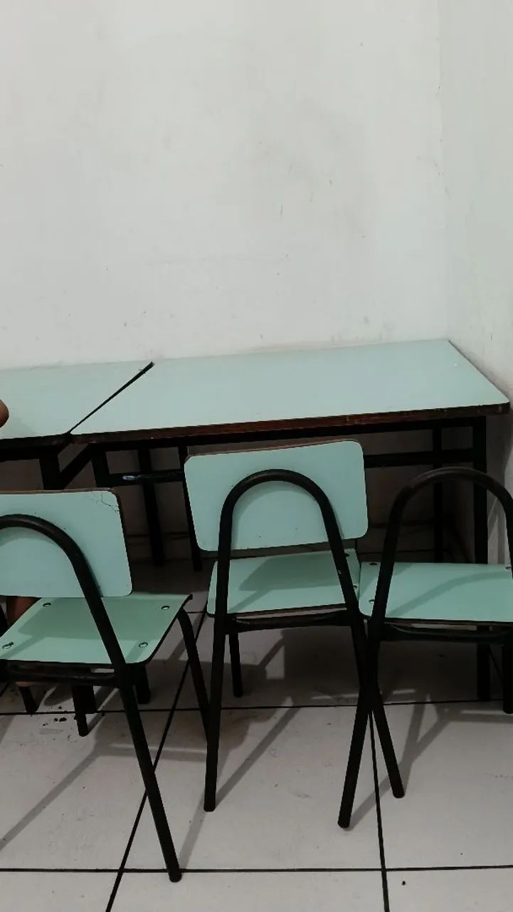 Mesa infantil de ferro e madeira + 3 cadeiras grátis 