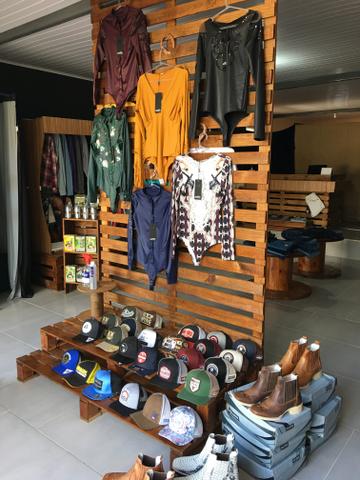 Passo mercadorias de loja Country