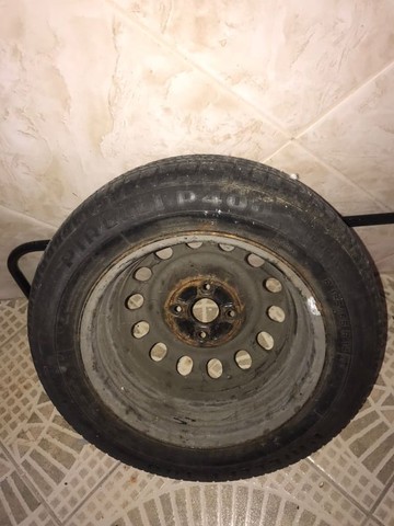 Aro de roda com pneu Toyota. - Foto 2