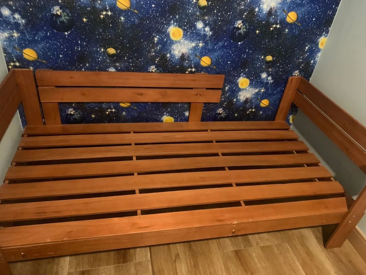 Cama de solteiro em madeira maciça