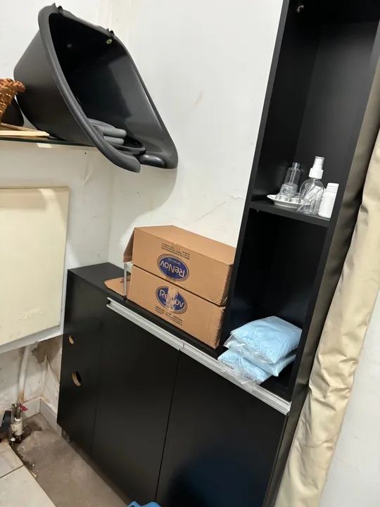 Armário Preto com 2 Portas e 2 Prateleiras