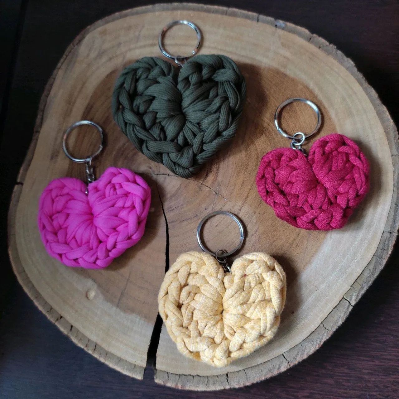 Chaveiros de crochê em formato e cor a escolha  - Foto 6