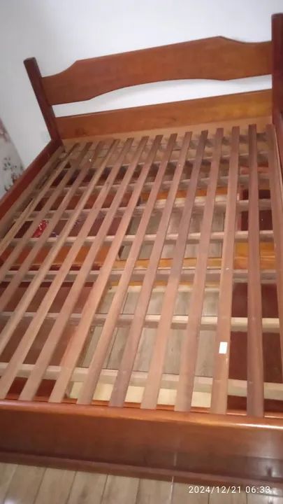 Vendo está cama de madeira maciça ,4 gavetões muito boa e forte com o colchal - Foto 3
