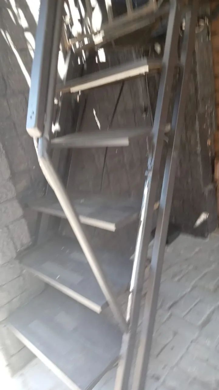 Escada de Metal Resistente e Segura