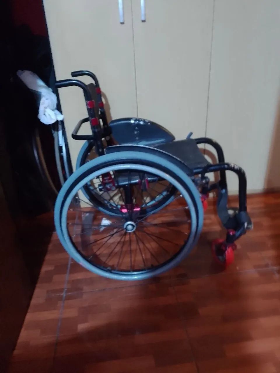 Cadeira de rodas em alumínio em ótimo estado - Foto 2