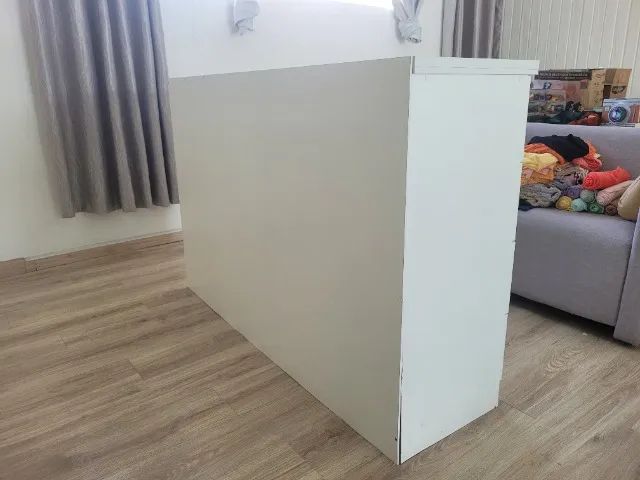 Armário em mdf branco, bem estruturado, e oito gavetas. - Foto 2