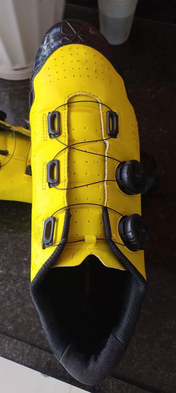 Tênis de ciclismo amarelo