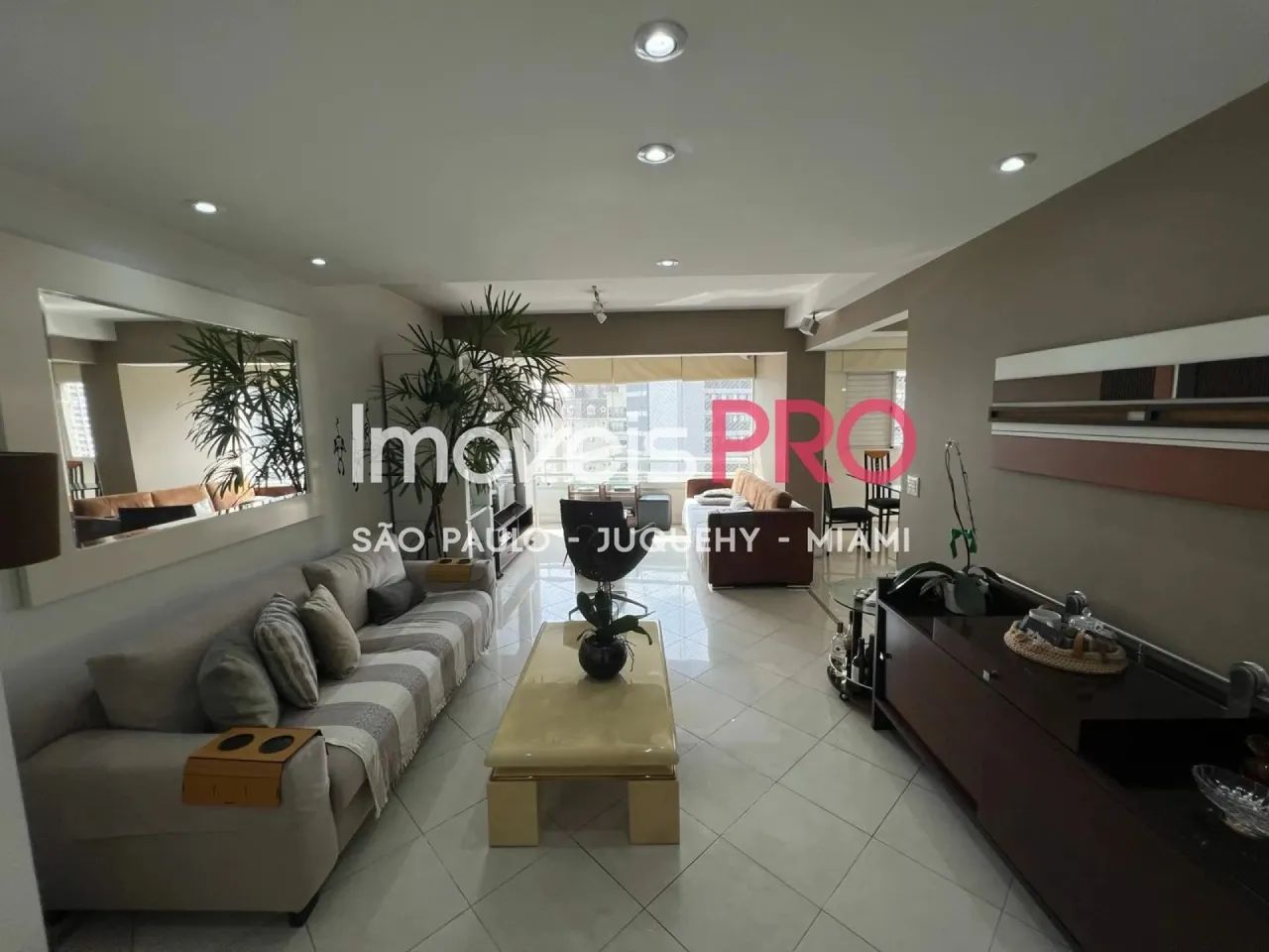 Apartamento semimobiliado para locação em Moema com 110 m²