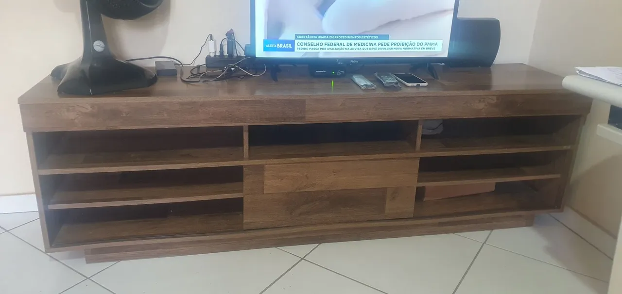 Rack de TV em Madeira Maciça - Design Moderno