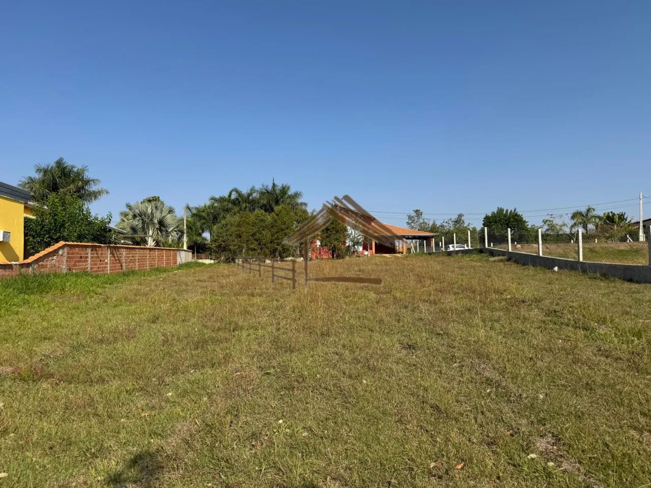 Terreno com 1.000 m² em condomínio, local tranquilo com vizinhos moradores, Porangaba SP - Foto 8