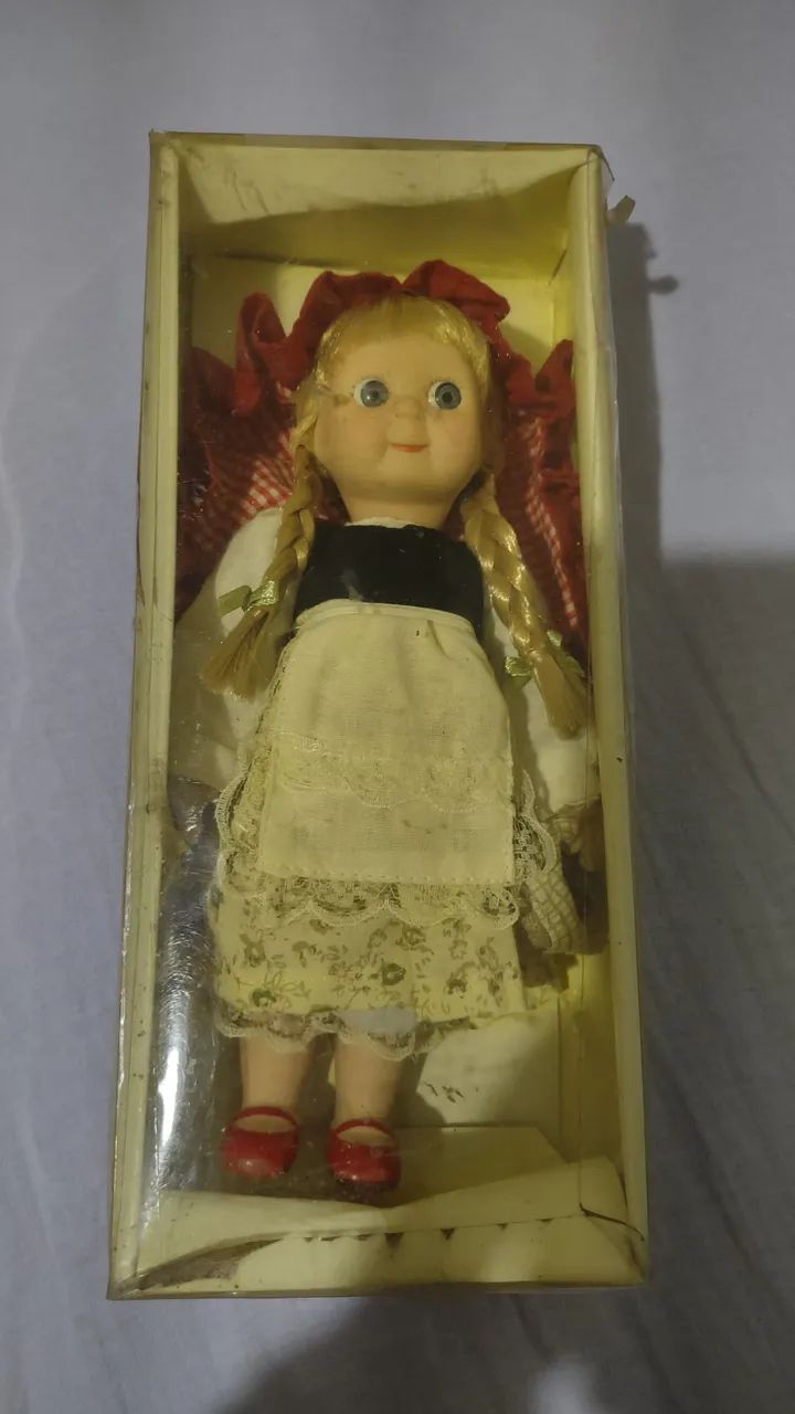 Boneca Chapeuzinho vermelho em Porcelana - Original 