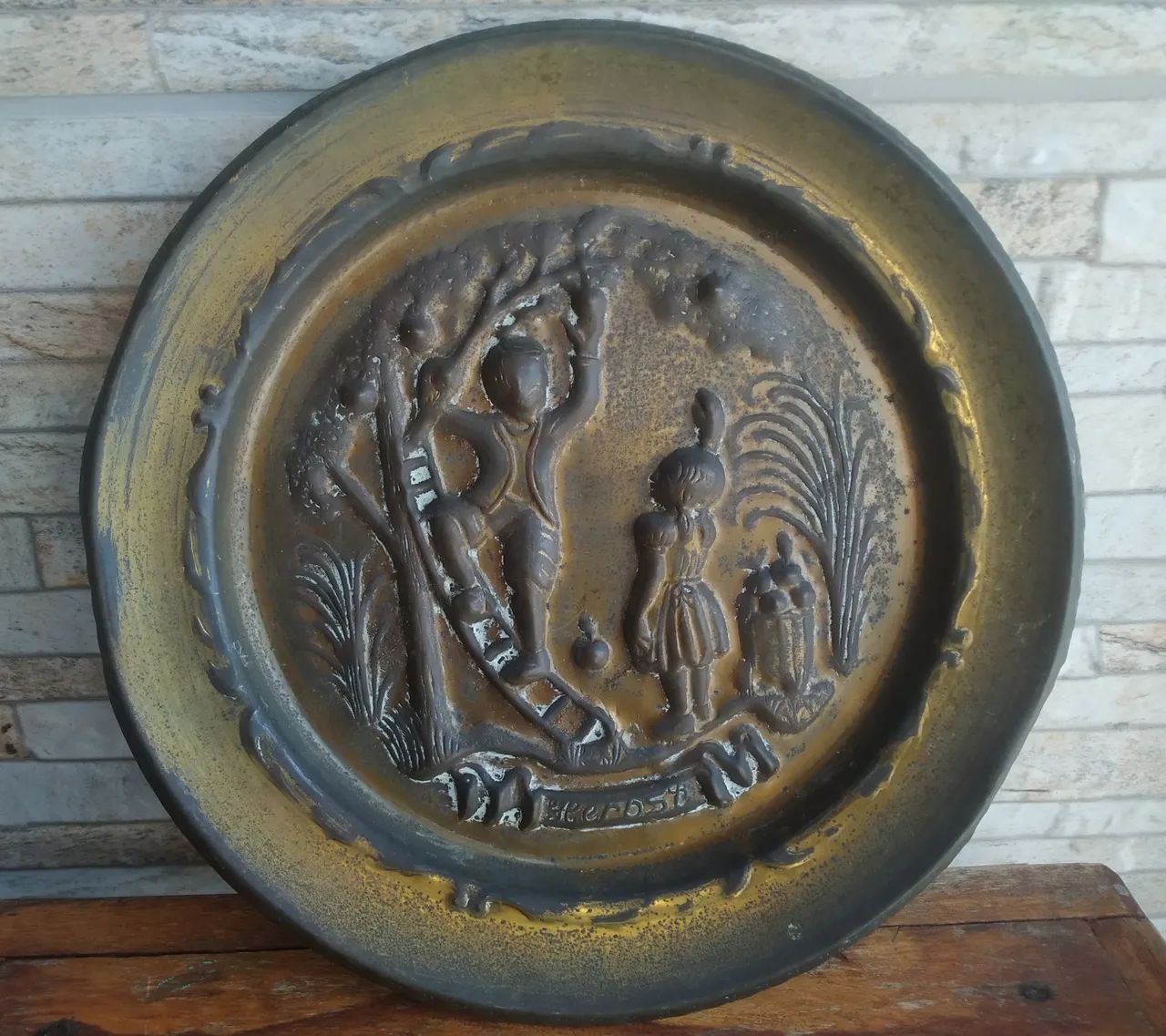 Prato Antigo em Metal com Cena em Relevo