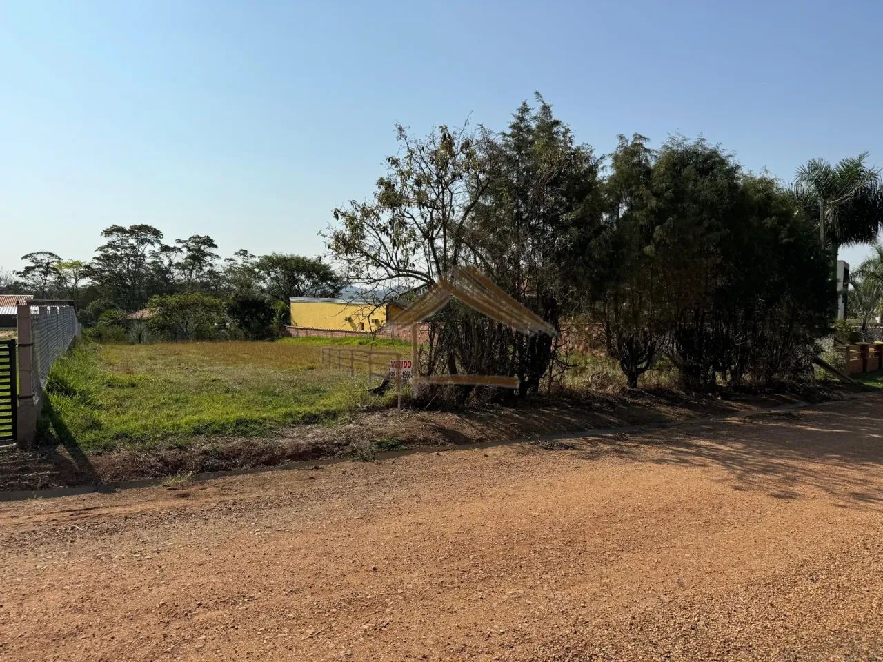 Terreno com 1.000 m² em condomínio, local tranquilo com vizinhos moradores, Porangaba SP - Foto 4