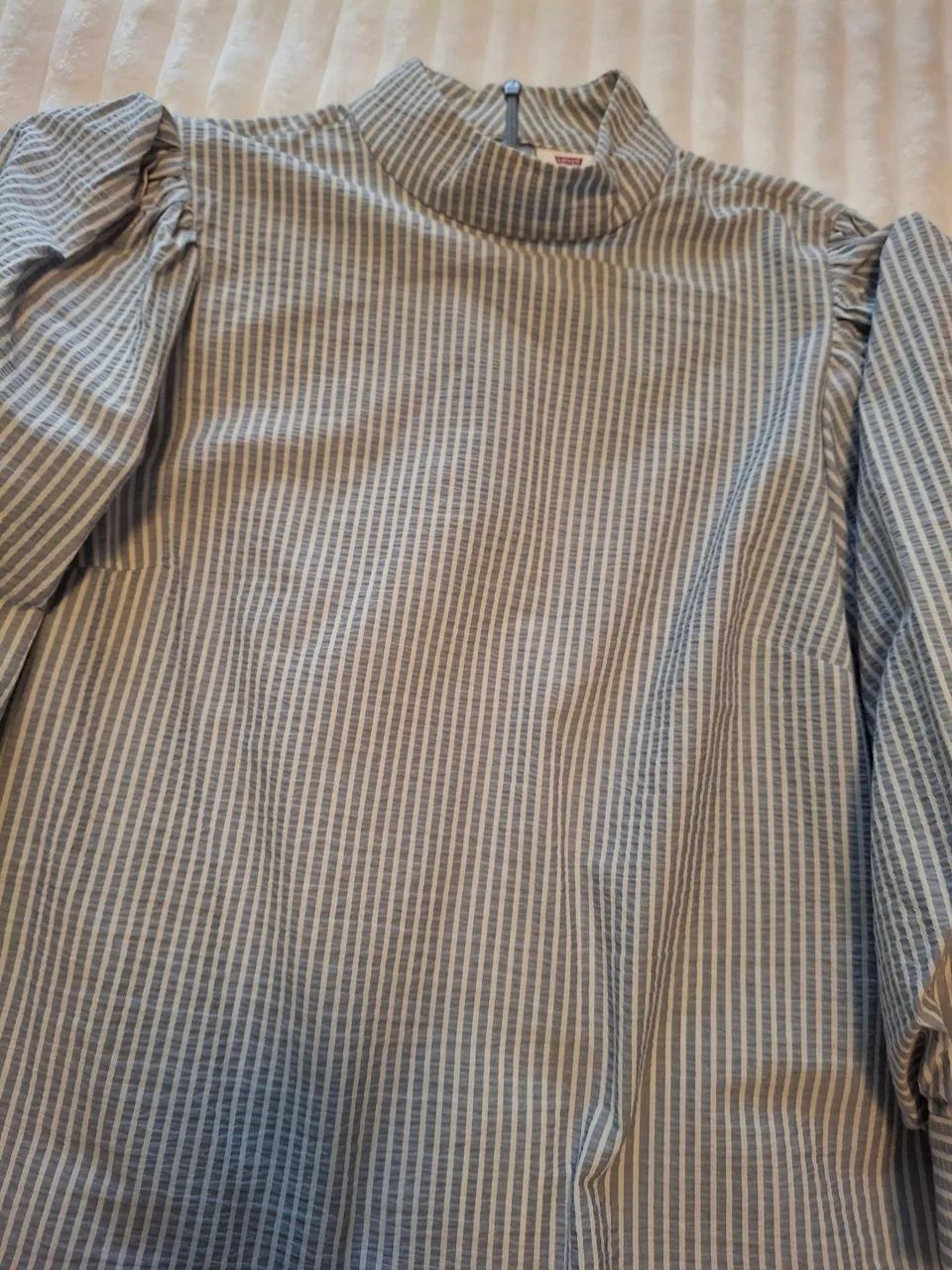 Blusa Listrada com Manga Bufante da Levis - Foto 2