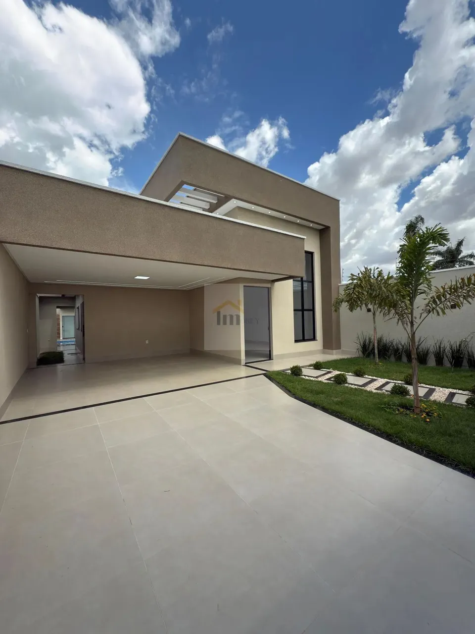 Casa Alto Padrão Sozinha no lote com Piscina na Região Noroeste de Goiânia
