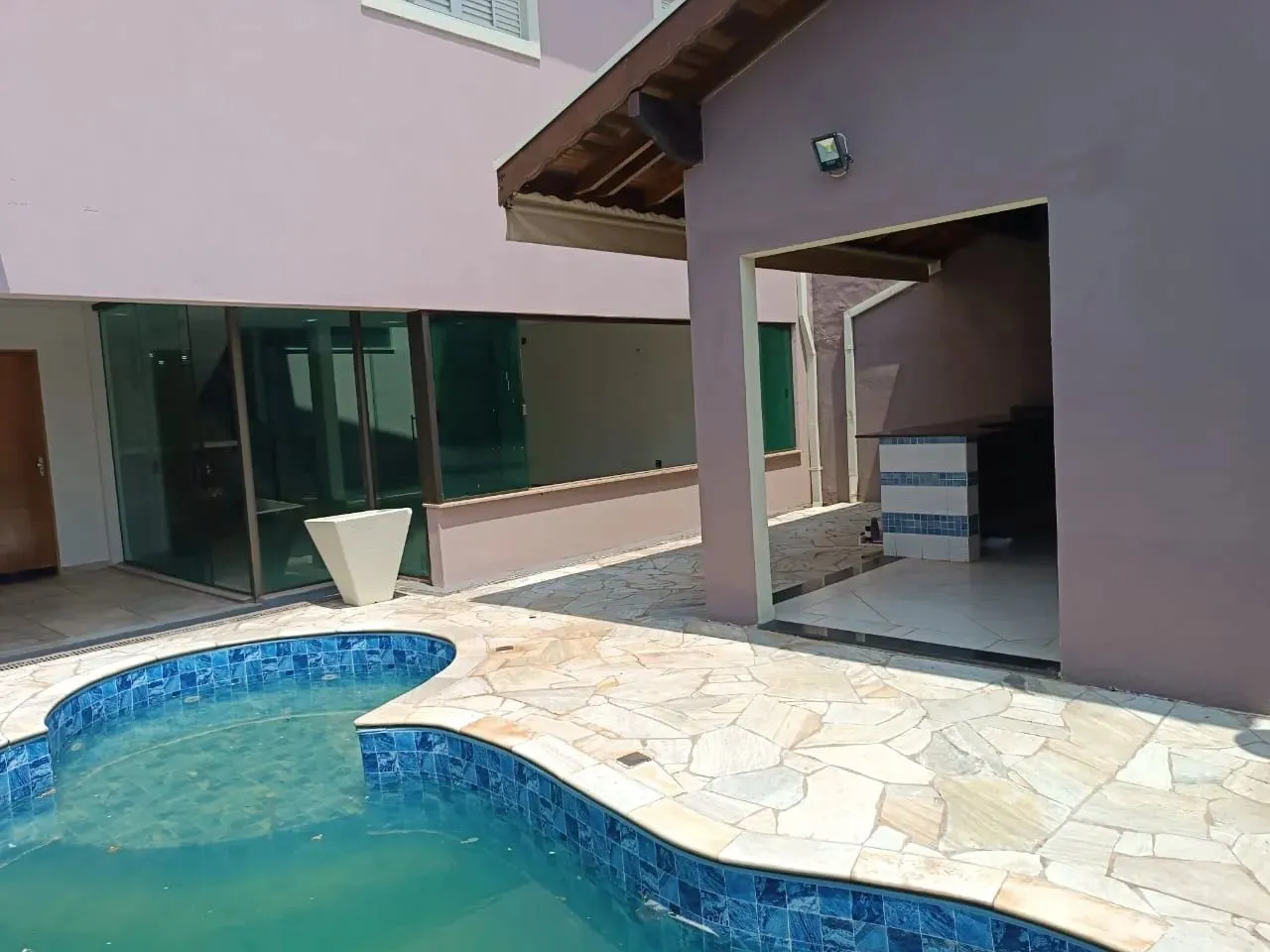 MARAVILHOSO SOBRADO À VENDA COM PISCINA NO JARDIM PARAÍSO 2 EM BOTUCATU/SP!!