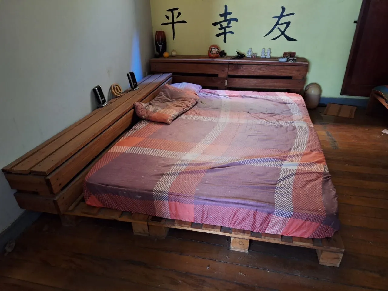 Cama de Pallet com Detalhes em Madeira, colchão e baú