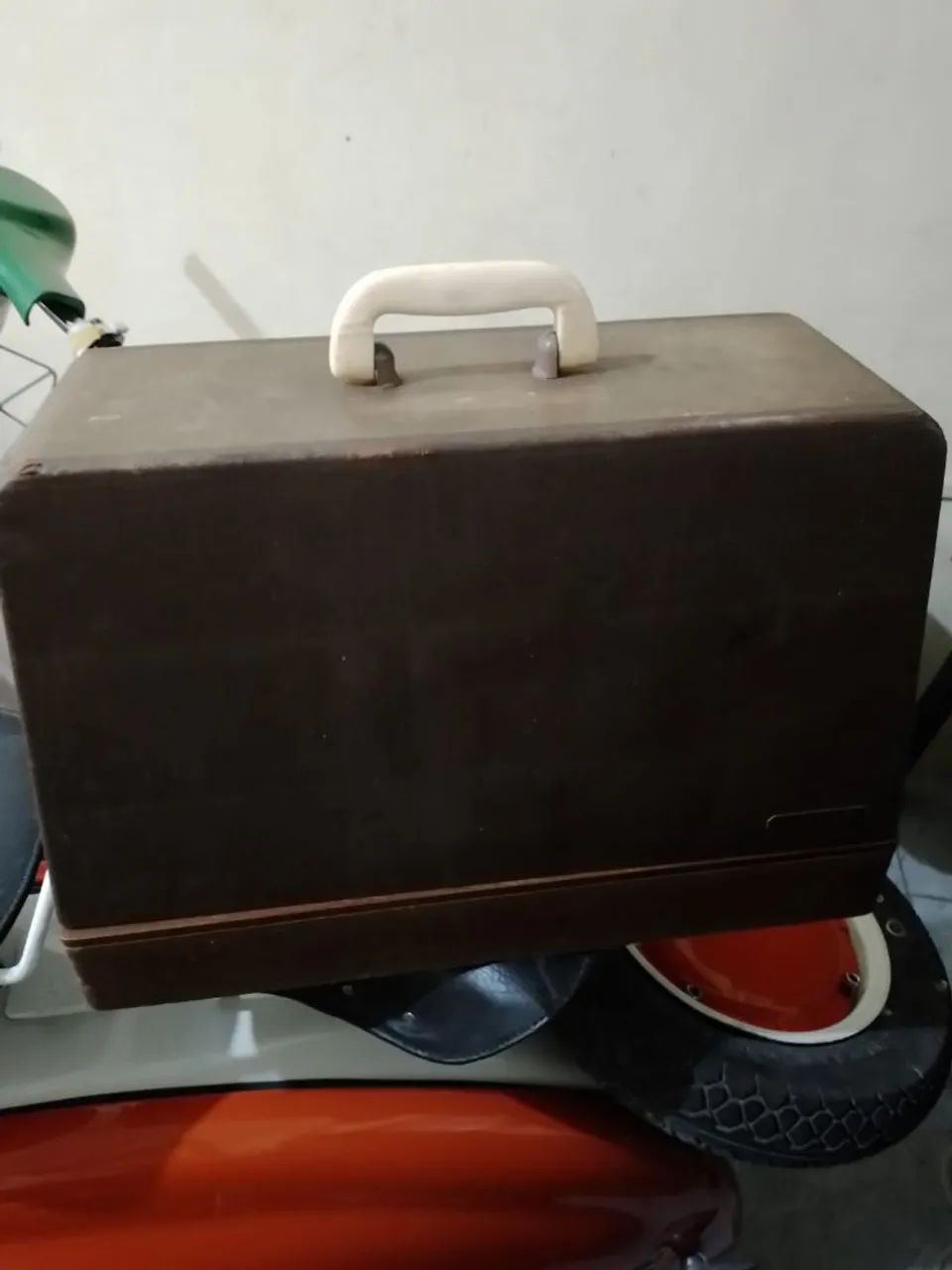 Antiguidades - Maleta antiga da Máquina de costura Singer 