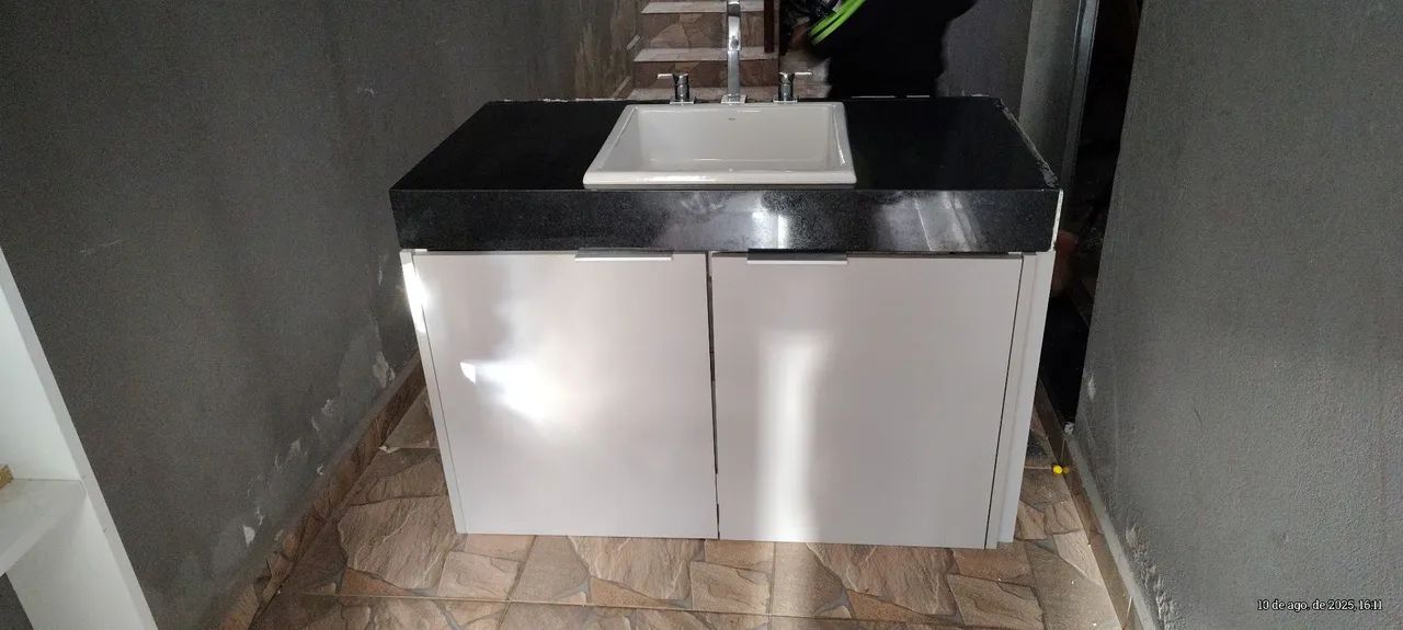 Cuba com Armário para Banheiro/Lavabo tenho 3 pias.